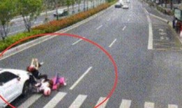 小伙吃瓜撞到前车,小伙吃瓜不慎撞前车，上演现实版“吃瓜群众”