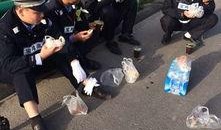 民警蹲路边吃瓜视频,意外走红网络