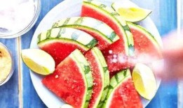 海南吃瓜还放盐,吃瓜不忘放盐，独特风味体验