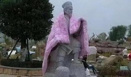 学校雕像吃瓜,揭秘校园文化新现象