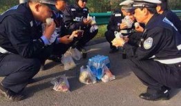 民警蹲路边吃瓜视频,意外走红网络