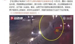 吃瓜群众边吃瓜边看热闹,热闹非凡的围观现场