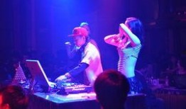 酒吧吃瓜女dj,揭秘吃瓜女DJ的夜生活传奇