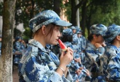 带你吃瓜军训视频,带你吃瓜围观新生军训趣事