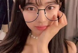 宿舍眼镜妹吃瓜,揭秘校园八卦风云