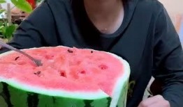 海南吃瓜还放盐,吃瓜不忘放盐，独特风味体验