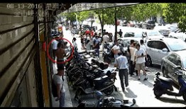 小伙吃瓜撞到前车,小伙吃瓜不慎撞前车，上演现实版“吃瓜群众”