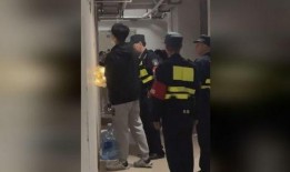 吃瓜群众耐心等待,耐心等待，见证精彩瞬间