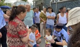 外孙吃瓜啦视频,萌娃趣味吃瓜瞬间，萌态十足引网友热议