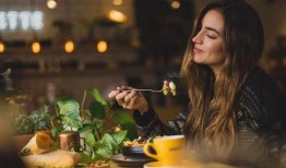 吃瓜姐妹享受时光,姐妹时光的美好瞬间