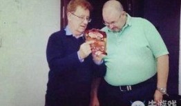 外国人搞笑吃瓜