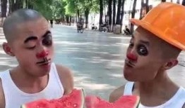 偷懒吃瓜小品,轻松幽默的小品故事