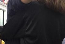 情侣拥吻自己吃瓜,吃瓜群众围观热议