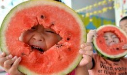 全家围着吃瓜,一家人的温馨食光