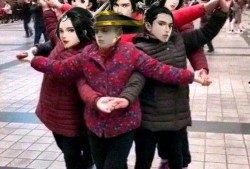 婚宴大妈吃瓜表情,大妈吃瓜表情引发网友热议