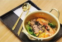 吃瓜吃面喝汤,吃瓜、吃面、喝汤，三重美味享受