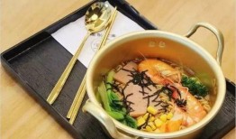 吃瓜吃面喝汤,吃瓜、吃面、喝汤，三重美味享受