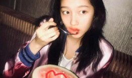 关晓彤吃瓜抓拍,太接地气了！