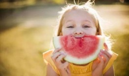 宝宝吃瓜视角,瓜果乐园的甜蜜探险记