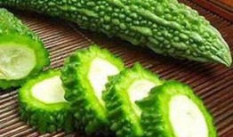 思雨学习吃瓜,解锁夏日清凉新姿势