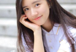 赵露思吃瓜吐舌,网友直呼可爱到爆