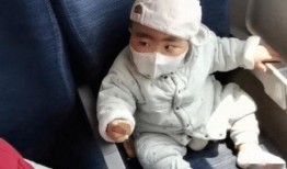 郑州吃瓜戴口罩图片,吃瓜戴口罩，防疫生活新常态