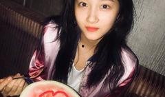 关晓彤吃瓜抓拍,太接地气了！