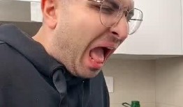 外国人搞笑吃瓜