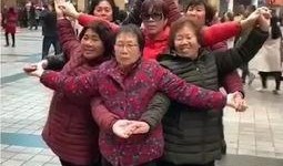 婚宴大妈吃瓜表情,大妈吃瓜表情引发网友热议