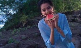 关晓彤吃瓜抓拍,太接地气了！