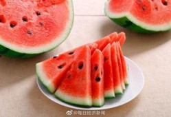 思雨学习吃瓜,解锁夏日清凉新姿势