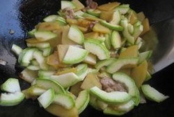 吃角瓜会失眠吗,吃角瓜引发失眠？揭秘角瓜与睡眠的关系