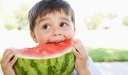 福娃吃瓜,福娃畅享夏日瓜果盛宴